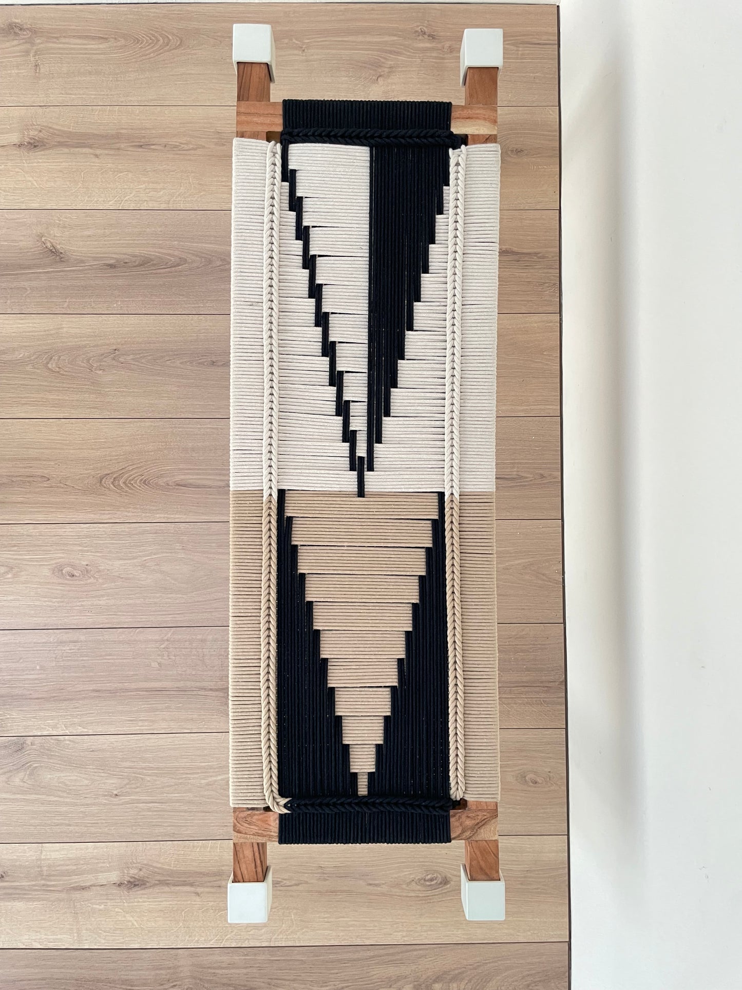 Woven bench in white metal legs