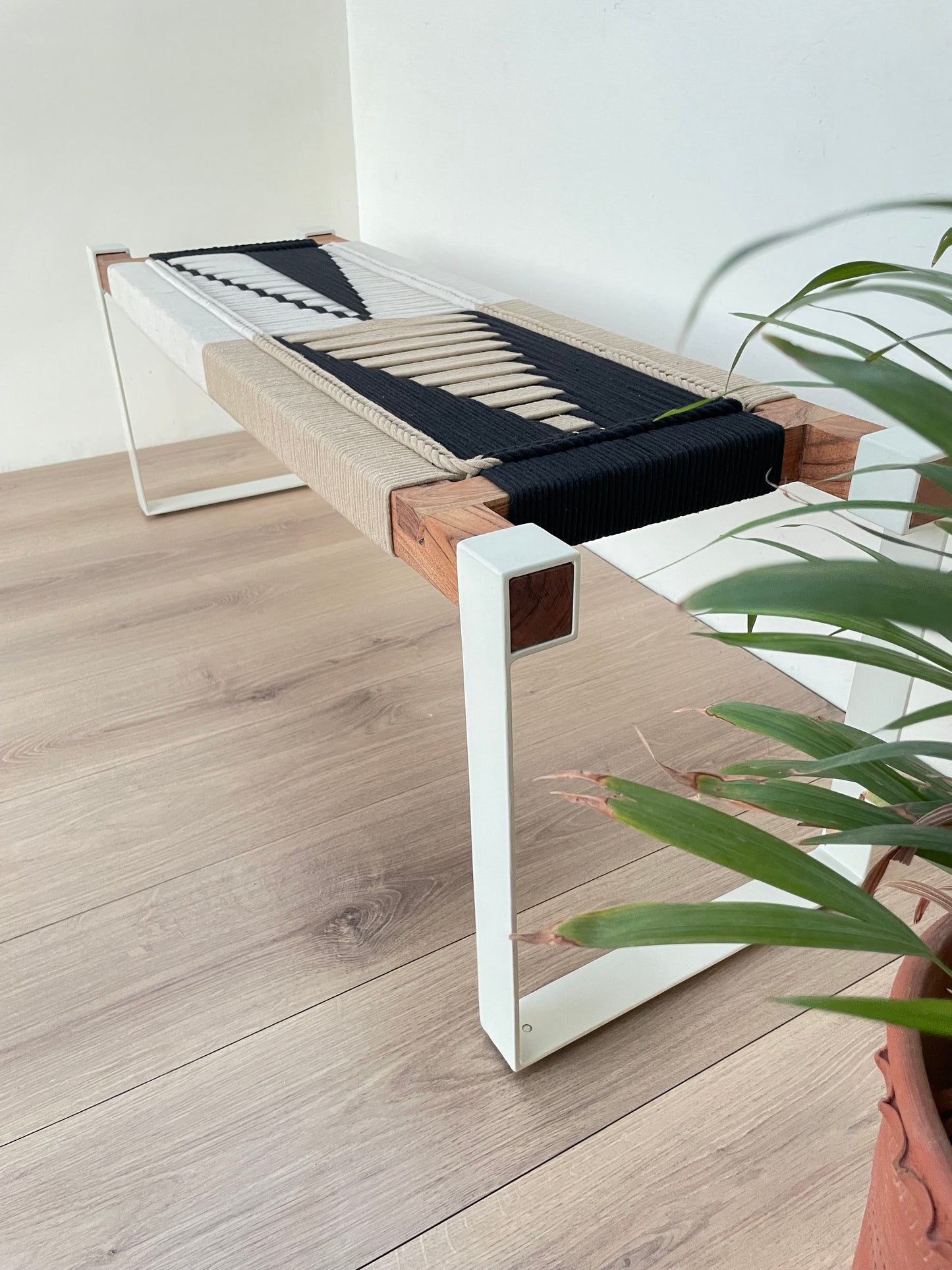 Woven bench in white metal legs