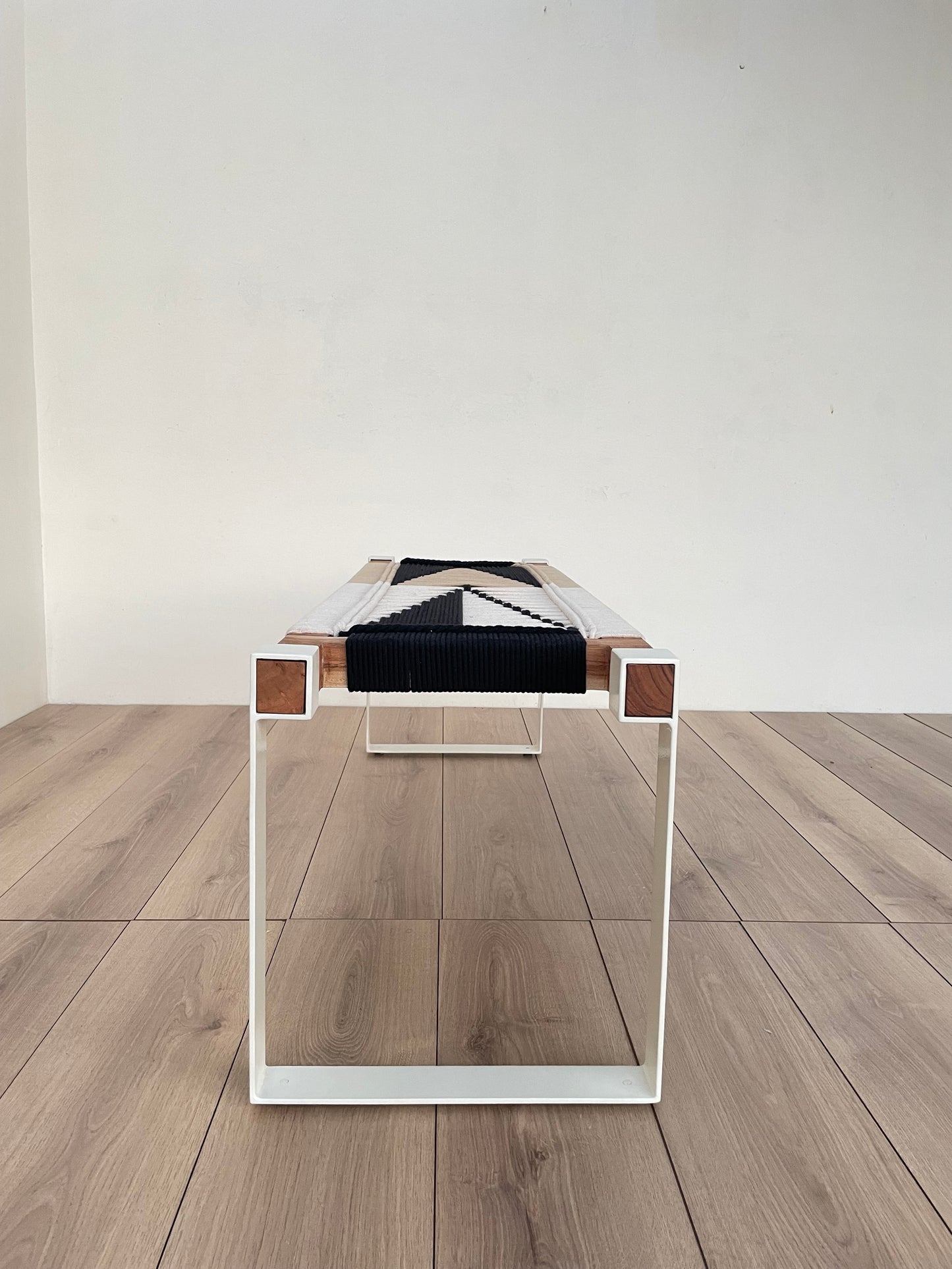 Woven bench in white metal legs