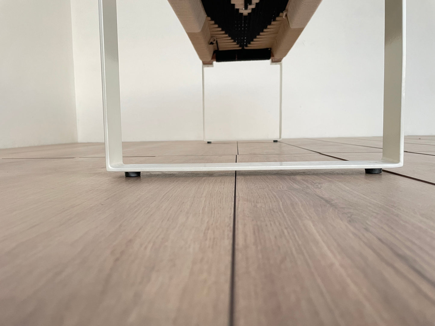 Woven bench in white metal legs